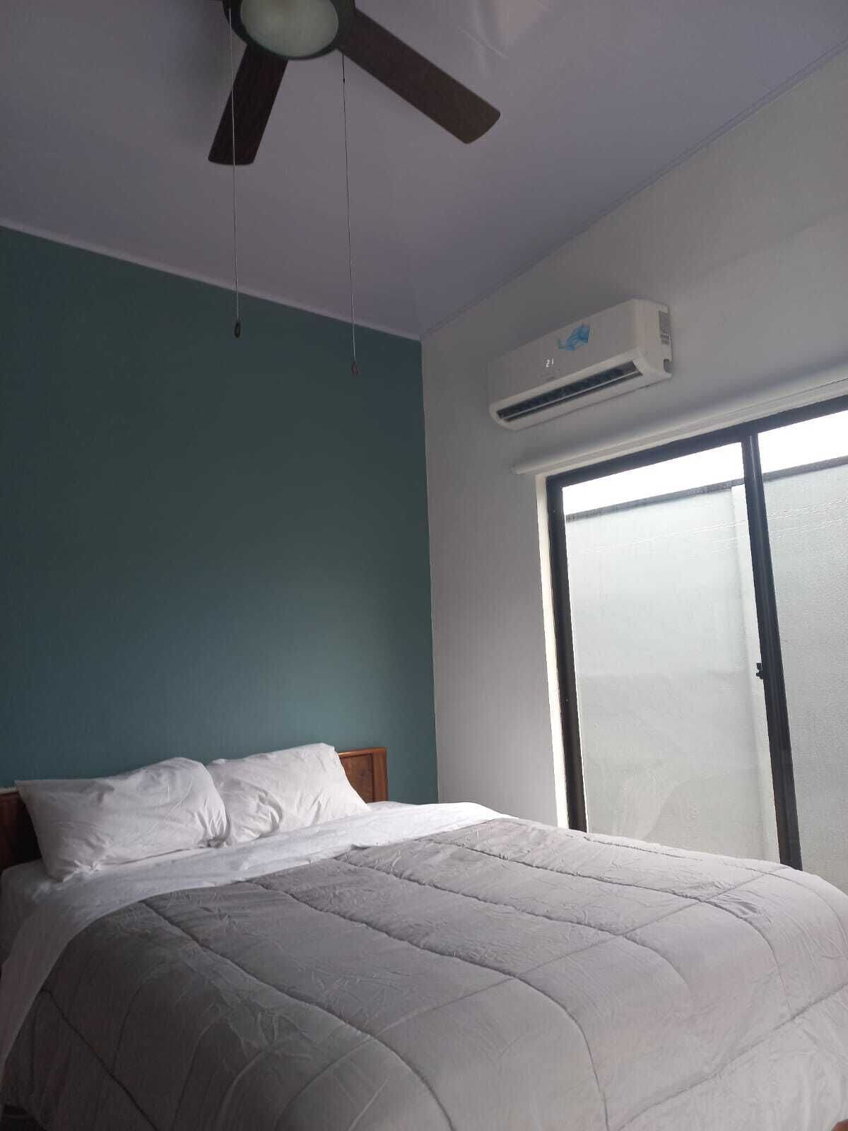 2 slaapkamers, een bureau, een strijkplank/strijkijzer, gratis wifi