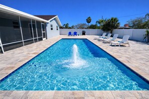 Alberca al aire libre y alberca climatizada