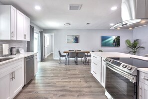 Frigorífico, microondas, horno y placa de cocina