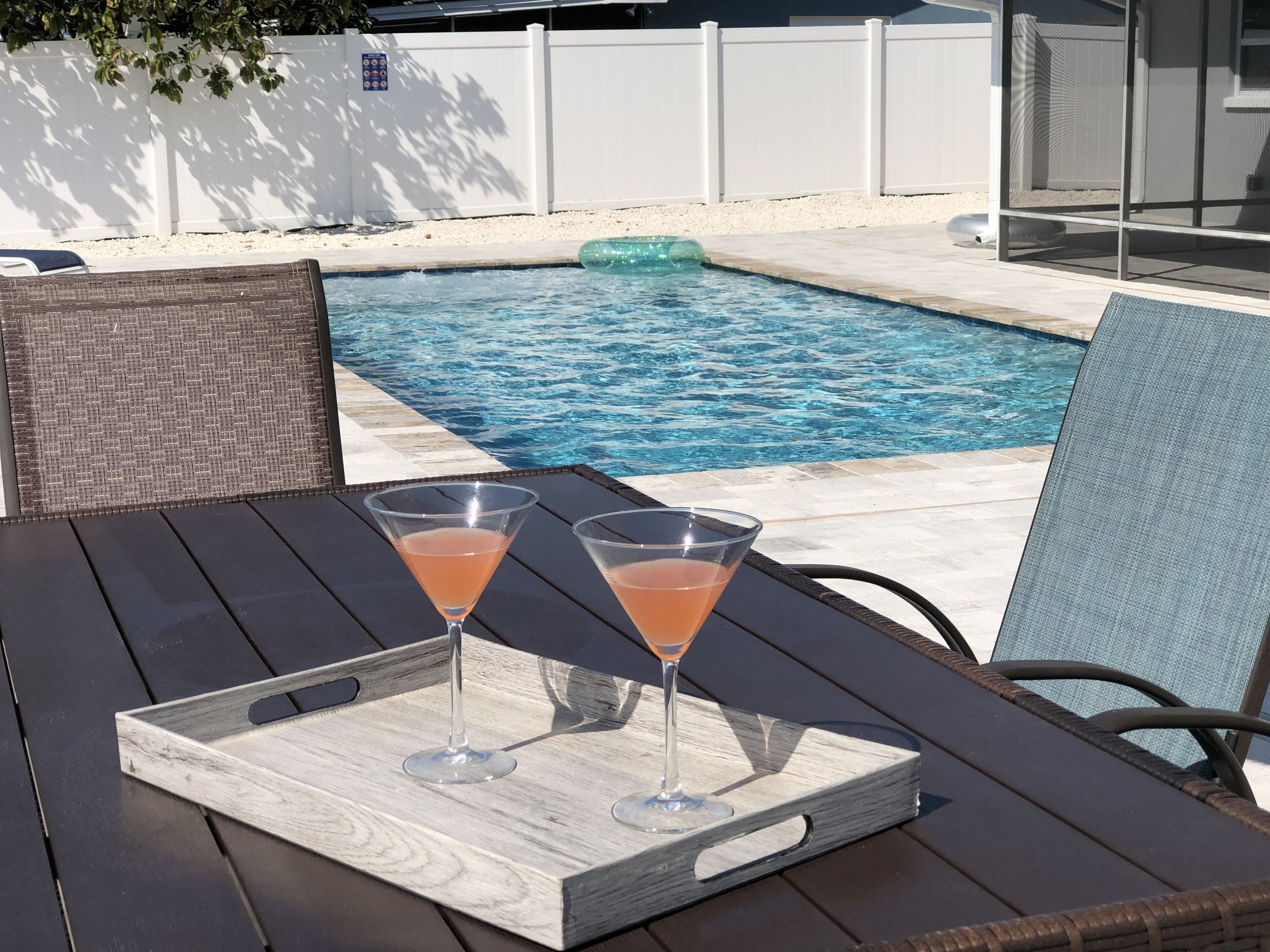 Una piscina al aire libre, una piscina climatizada