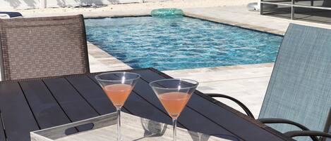 Una piscina al aire libre, una piscina climatizada