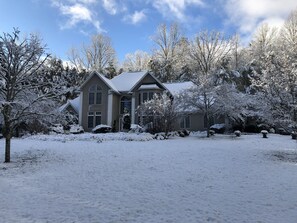 Exterior - Executive Mountain Estate in Exclusive Brookwood Beautifully Furnished/Decorated (Franklin)