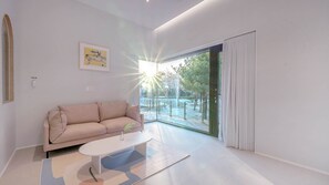 Habitación Deluxe | Área de sala de estar | Televisión LED de 45 pulgadas con canales por cable y televisión