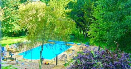 Pretty Cottage in grounds of Chateau with heated pool