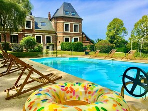 Outdoor pool, a heated pool - Pretty Cottage in grounds of Chateau with heated pool (Grandcourt)