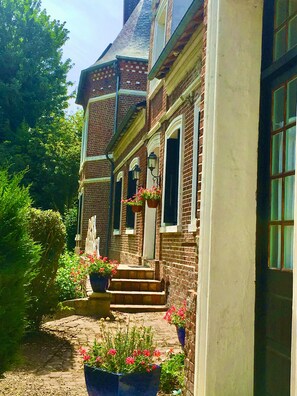 Exterior - Pretty Cottage in grounds of Chateau with heated pool (Grandcourt)