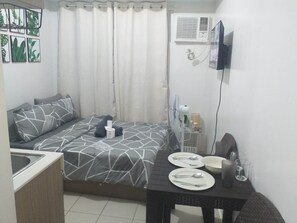 1 bedroom, free WiFi, bed sheets, wheelchair access - Cozy and Accessible Condo Along EDSA (Mandaluyong)