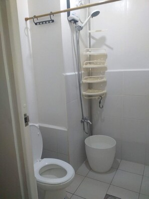 Dusche, Bidet, Handtücher, Seife