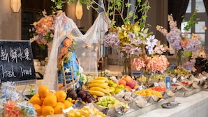 Una exhibición de frutas y flores diversas.