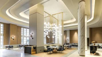 4 restoran, melayani makan malam dengan sajian masakan Jerman