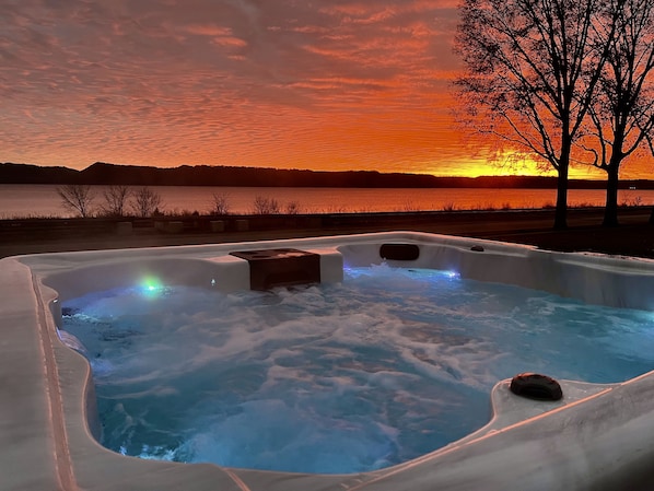 Outdoor spa tub