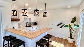 Køleskab, mikrobølgeovn, ovn, kogeplade