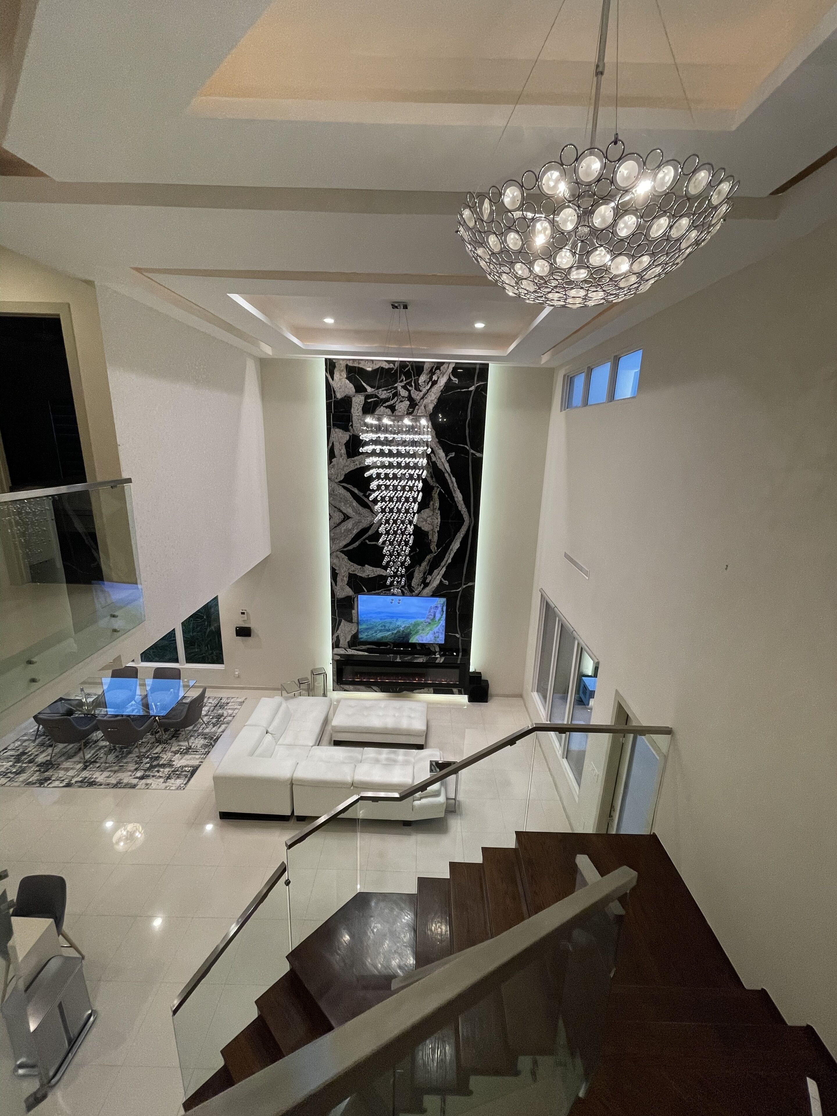 Luxury Modern Home/Pool/3 King Beds