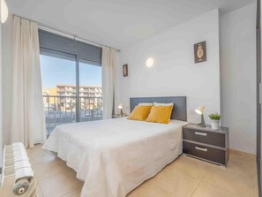 3 bedrooms, iron/ironing board, internet