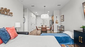 1 chambre, fer et planche Ă repasser, Wi-Fi gratuit, draps fournis