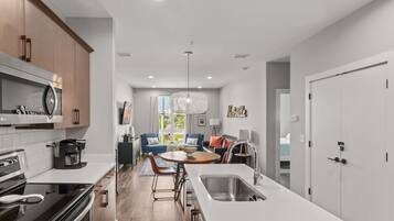 Réfrigérateur, micro-ondes, four, plaque de cuisson