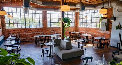 Now accepting bookings! Minutes to Broadway! Sleeps 6! Nashville Nations