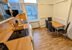 Dining tables - Central 1.5 room apartment with Smart Tv & washing machine (Wilhelmshaven)