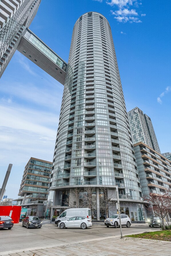 Exterior - Harbourfront 2 Bed Suites (Toronto)