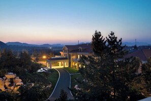 A large, modern hotel with a spacious driveway and a well-maintained lawn. - Hebei Cuipingshan Guest House (Shijiazhuang)