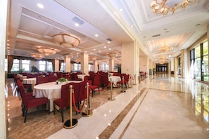 Colazione a buffet a pagamento, servita tutte le mattine 