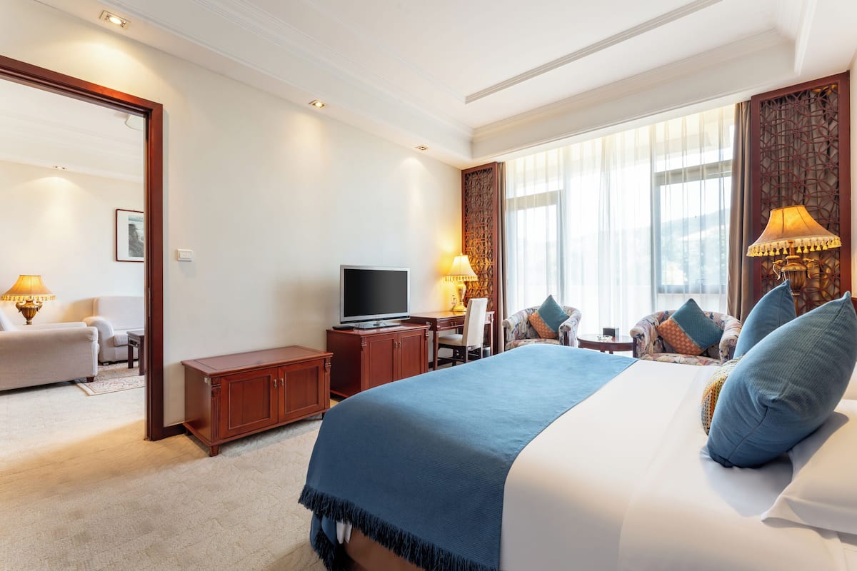 Executive Studio Suite | In-room safe, desk, laptop workspace, blackout curtains