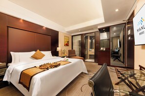 Down comforters, free WiFi - Manli Hotel (Shenzhen)