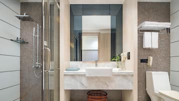 Habitación Confort, 1 cama de matrimonio, sin ventanas | Baño | Ducha y cabezal de ducha tipo lluvia