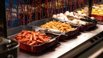 Daily buffet breakfast (CNY 48 per person)