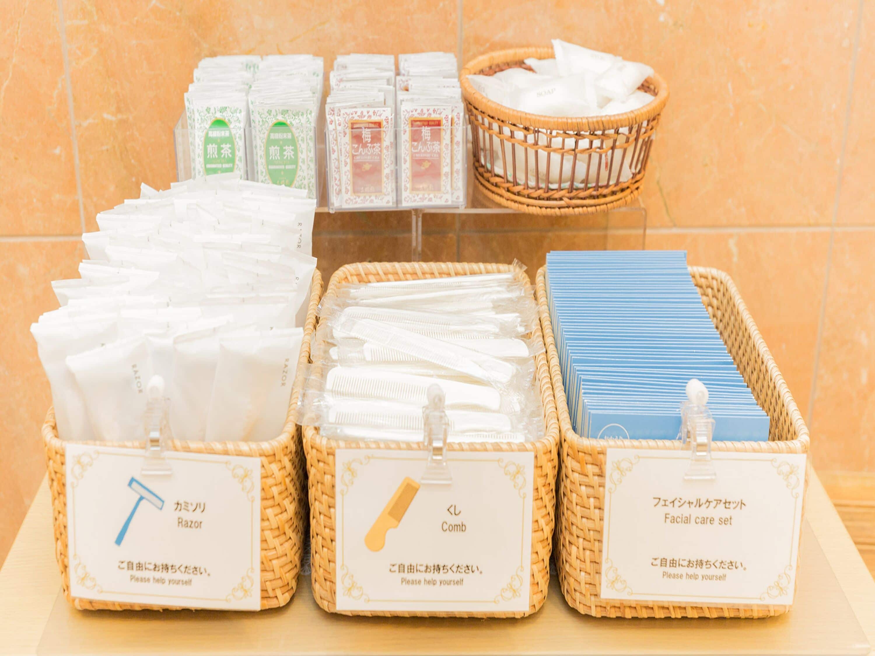 Toiletartikelen zoals scheermesjes, kammen en gezichtsverzorgingsproducten, gepresenteerd in rieten manden.