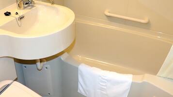 Ein Badezimmer mit Waschbecken, Badewanne und Handtuchhalter.
