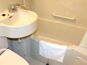 Combined shower/bathtub, hydromassage showerhead, hair dryer, towels