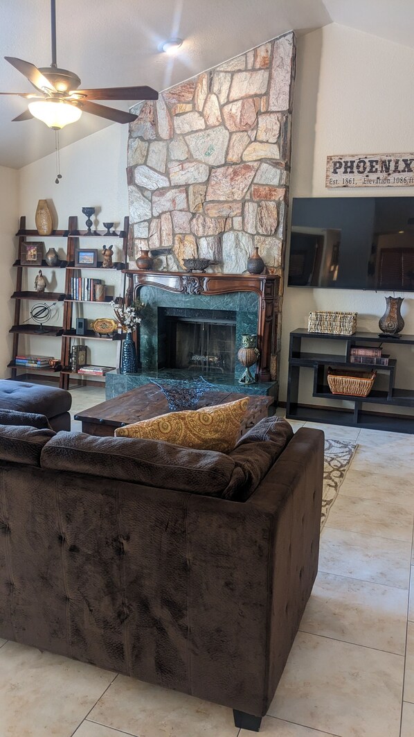 Televisión y chimenea 