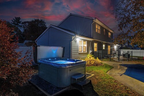 Hot Tub I Heated Pool Open Memorial Day I Game Room I Firepit I Close to Track