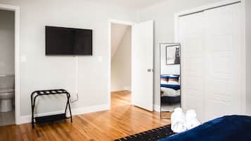 4 slaapkamers, een bureau, een strijkplank/strijkijzer, reisbedje