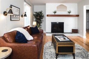 Smart TV, chimenea y libros 