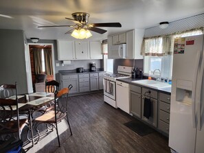 Réfrigérateur, four à micro-ondes, un four, surface de cuisson