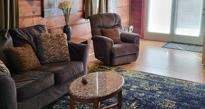 Park Place-Quaint home nestled between parks and lakes