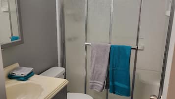 Douche, sĂšche-cheveux, serviettes fournies, savon