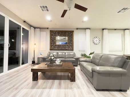 Smart TV. Former Model Home, 3 Car Garage, Gym, Sleep 14