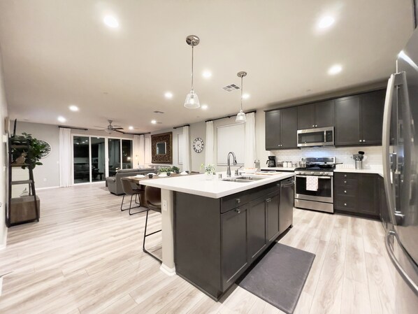 Kjøleskap, mikrobølgeovn, ovn og kokeplater