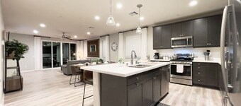 Former Model Home, 3 Car Garage, Gym, Sleep 14