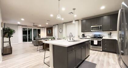 Former Model Home, 3 Car Garage, Gym, Sleep 14