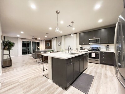 Former Model Home, 3 Car Garage, Gym, Sleep 14