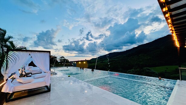 Una piscina al aire libre con vistas a un paisaje montañoso.