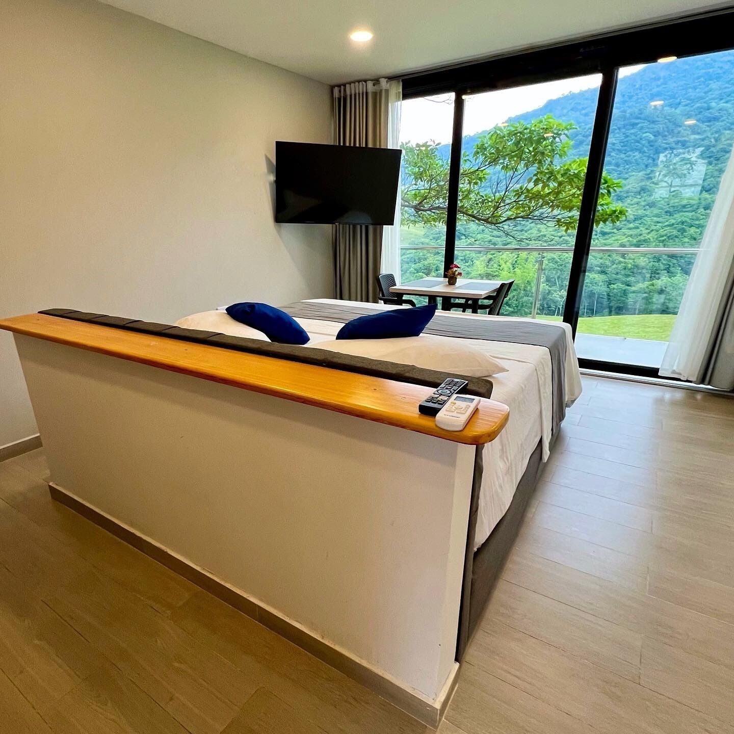 Luxury Cabin | Peralatan tempat tidur premium, tilam berlapik, bar mini 