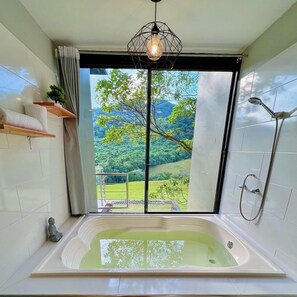 Baita Luxury | Bagno | Doccia, soffione a pioggia, set di cortesia gratuito, asciugamani