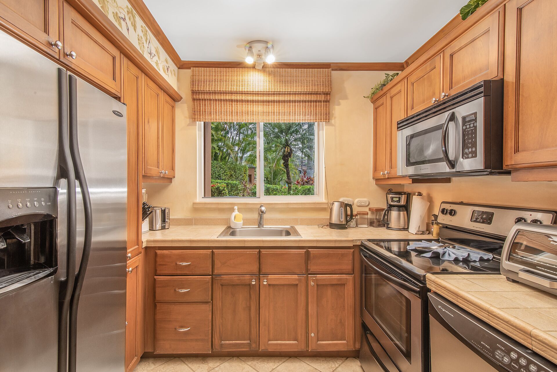 Frigorifero, microonde, forno, piano cottura