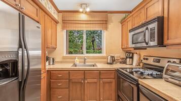 Frigorifero, microonde, forno, piano cottura