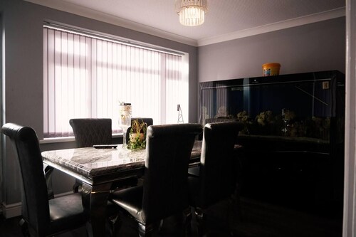 Captivating 3-Bed House in Birmingham